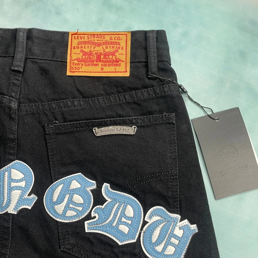 🅿️290 🔘Style No.-KL139 🔘Cro Heart𝐂𝐡𝐫𝐨𝐦𝐞 𝐇𝐞𝐚𝐫𝐭 CH City Limited Series Sanskrit Cross Patch Leather Jeans [Black and Blue]* Black and Blue Color - Los Angeles Exclusive The finished product needs to be washed and then disassembled and hand-stitched with sheepskin cross skins and then spliced together to complete the process. The whole process is too complicated to describe. The texture can be seen in the hand, and it looks good. The upper body effect is particularly stiff and stylish, super stylish. Same style for men and women - Size: S M L XL (28.30.32.34) Color: black with black, black with blue, black with pink